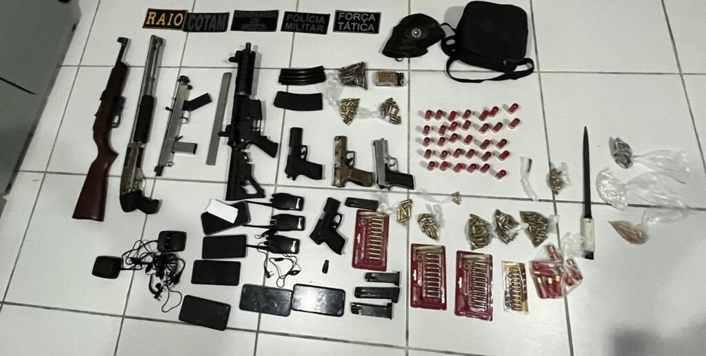 Armas-celulares-e-drogas-apreendidos