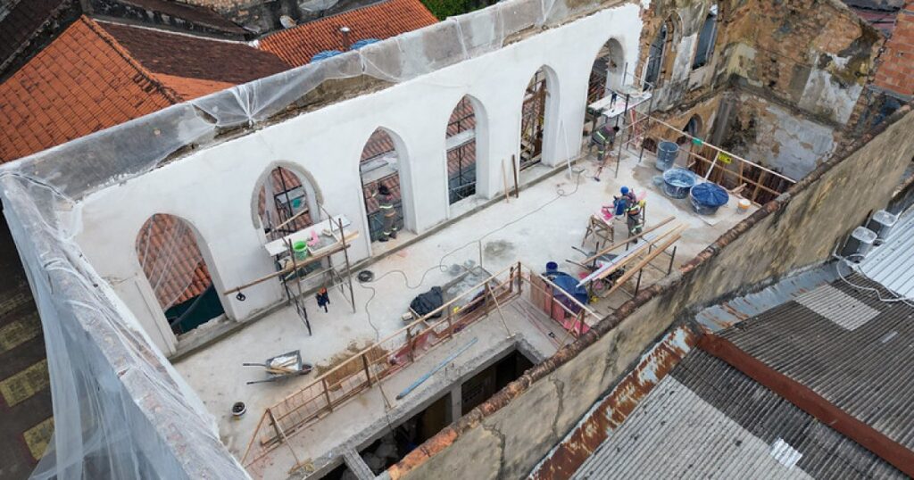 Fachada e fundações avançam na recuperação do Casarão de São Vicente