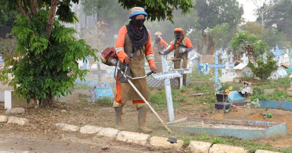 Semulsp orienta visitantes sobre velas e descarte de resíduos nos cemitérios de Manaus